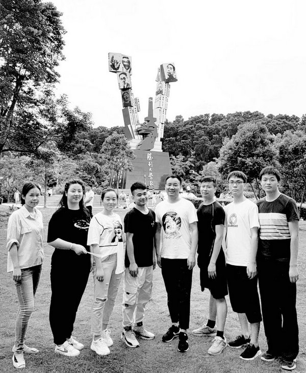 背后的五個大字是：勝利大營救！?。?zhàn)到未來，笑到未來。