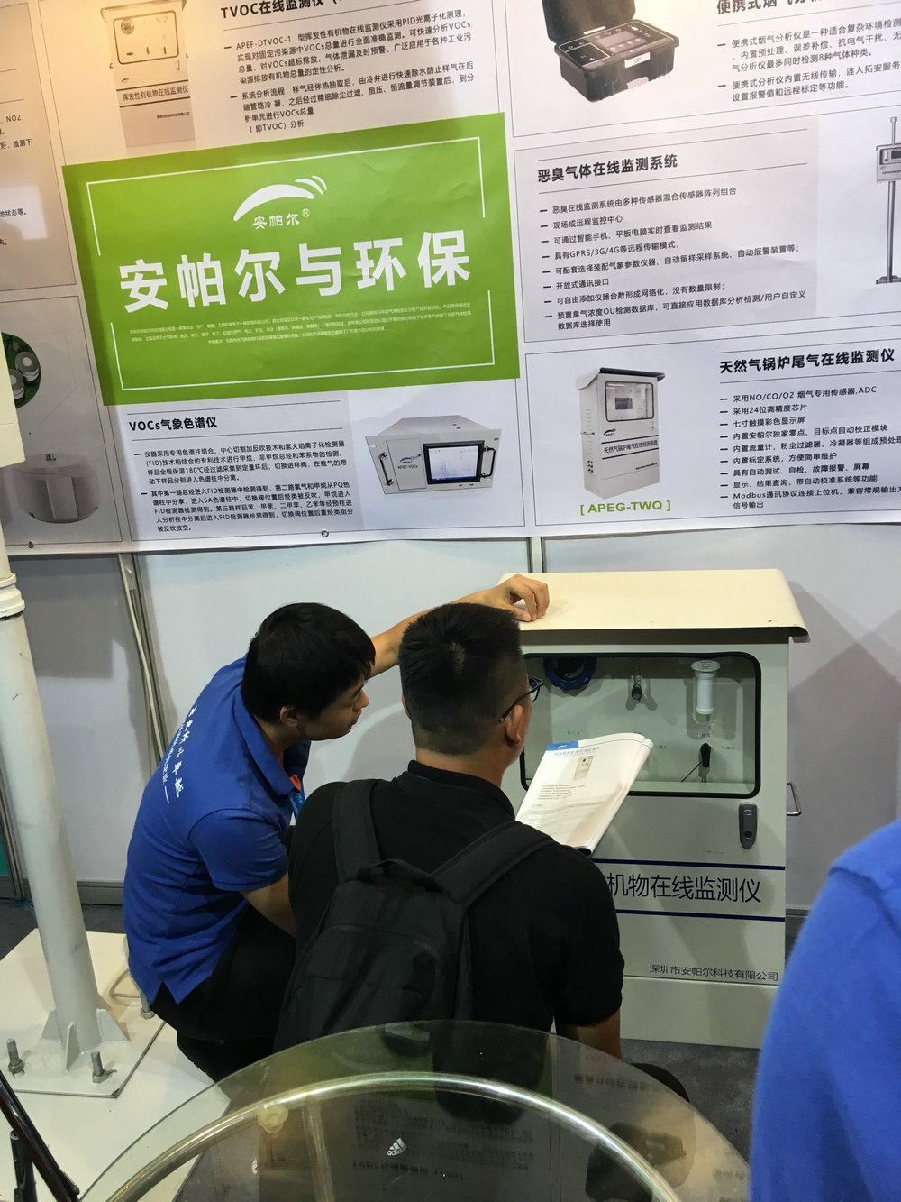 工程師為客戶做產(chǎn)品講解，客戶非常感興趣，觸摸安帕爾的產(chǎn)品